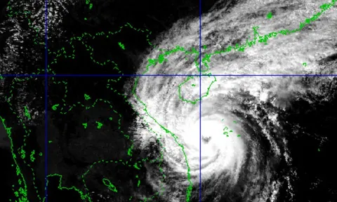 Bão số 13 đang gây mưa lớn và gió mạnh tại các tỉnh miền Trung